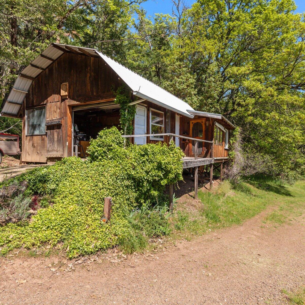 Curated visual reference: Visual Reference: Sustainable Off Grid Living 4 Cabins And Bunkhouse On 100